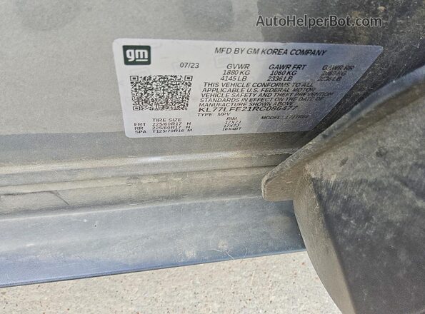 KL77LFE21RC086477 2024 CHEVROLET TRAX Gray VIN კოდის სტიკერის ხედი
