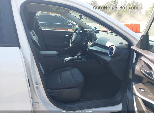 KL77LFE22RC058610 2024 CHEVROLET TRAX Белый Вид салона спереди