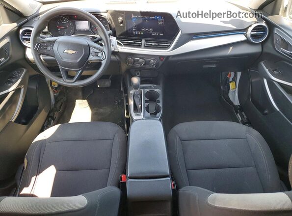 KL77LFE22RC070210 2024 CHEVROLET TRAX Белый Вид панели приборов