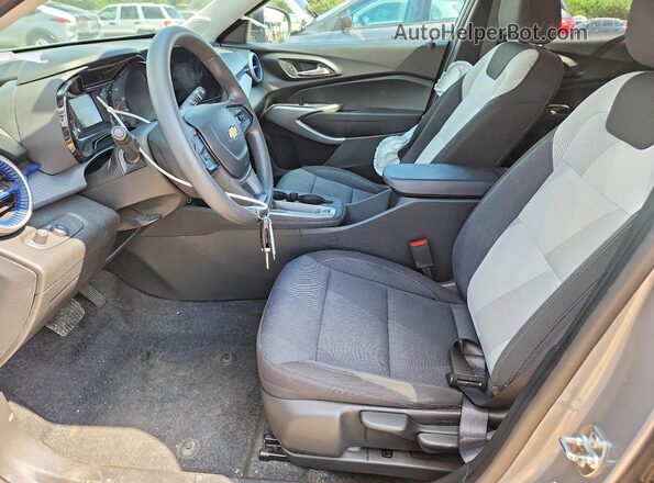 KL77LFE22RC232627 2024 CHEVROLET TRAX Silver Front interior view