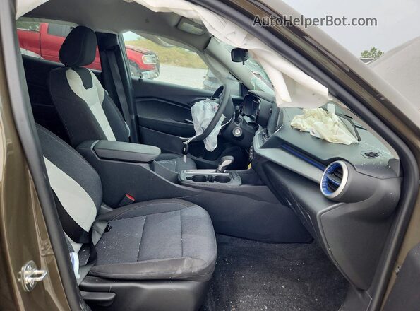 KL77LFE24RC021011 2024 CHEVROLET TRAX Green Вид салону спереду