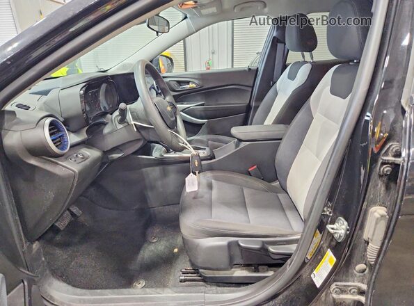 KL77LFE25RC243461 2024 CHEVROLET TRAX Черный Вид салона спереди