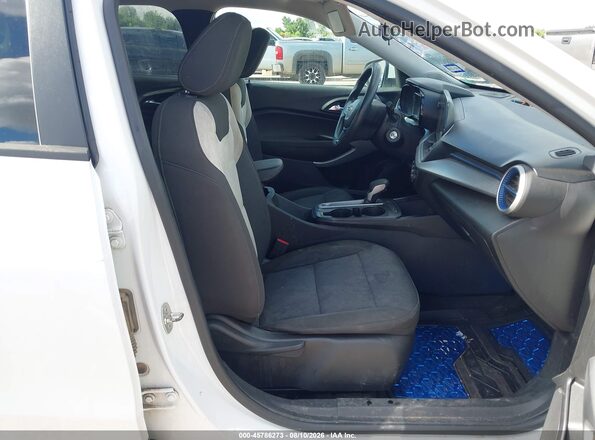 KL77LFE28RC013994 2024 CHEVROLET TRAX White Widok wnętrza z przodu