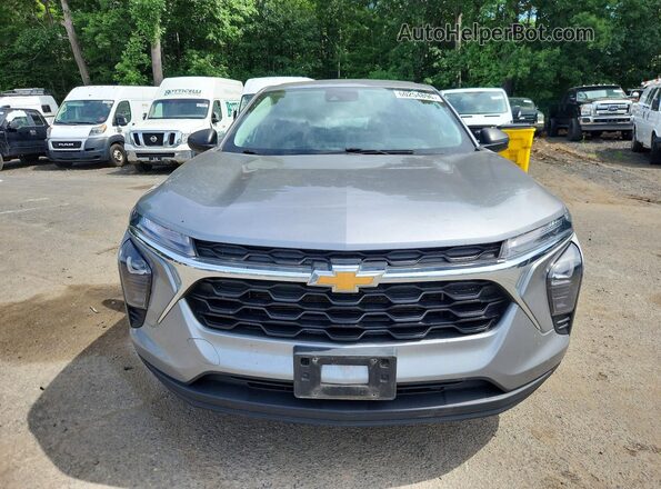 KL77LFE28RC021206 2024 CHEVROLET TRAX Silver Widok z przodu