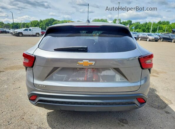 KL77LFE28RC021206 2024 CHEVROLET TRAX Silver Widok z tyłu