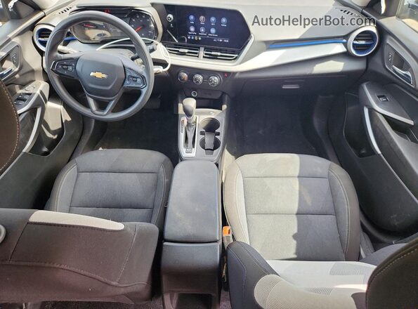 KL77LFE28RC021206 2024 CHEVROLET TRAX Silver Widok deski rozdzielczej