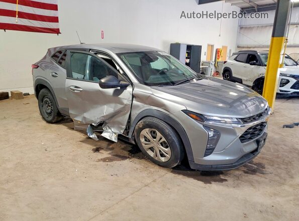 KL77LFE28RC088016 2024 CHEVROLET TRAX Серый Передняя правая четверть