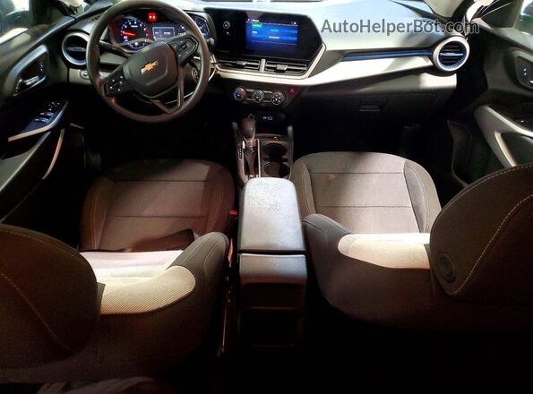 KL77LFE28RC088016 2024 CHEVROLET TRAX Серый Вид панели приборов