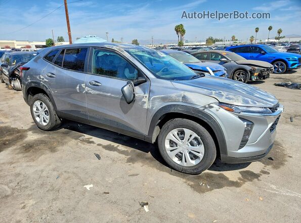 KL77LFEP0TC092015 2026 CHEVROLET TRAX Серый Передняя правая четверть