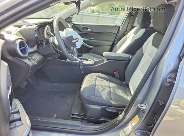KL77LFEP0TC092015 2026 CHEVROLET TRAX Серый Вид салона спереди