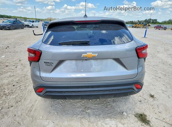 KL77LFEP3TC067044 2026 CHEVROLET TRAX Gray Հետևի տեսք