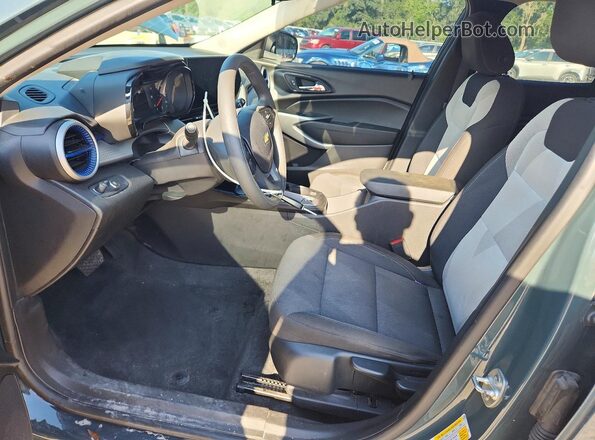 KL77LFEP6SC102075 2025 CHEVROLET TRAX Gray Vista interior delantera
