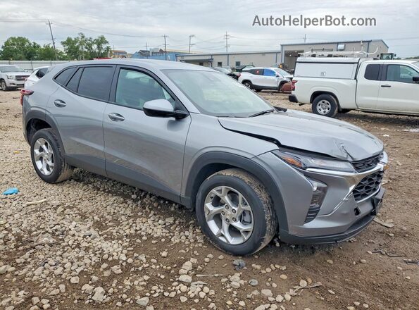 KL77LFEP6TC027301 2026 CHEVROLET TRAX Gray Delantero derecho