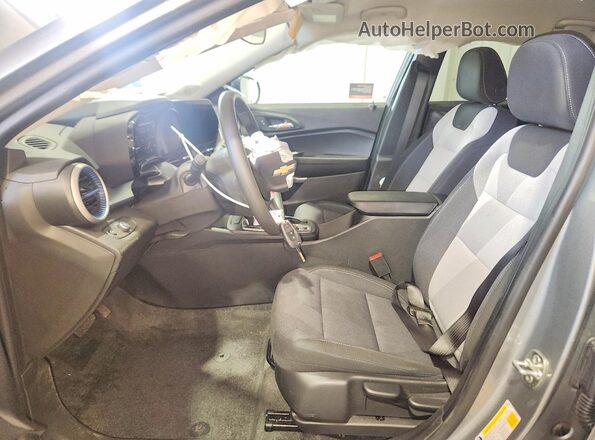 KL77LFEP8TC096927 2026 CHEVROLET TRAX Серый Вид салона спереди