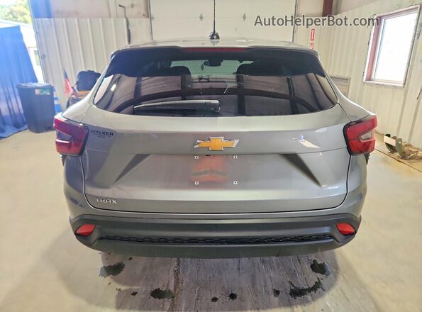 KL77LFEP8TC096927 2026 CHEVROLET TRAX Серый Вид сзади