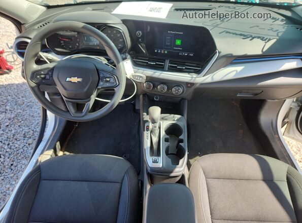 KL77LFEPXSC235387 2025 CHEVROLET TRAX White Առջևի վահանակի տեսք