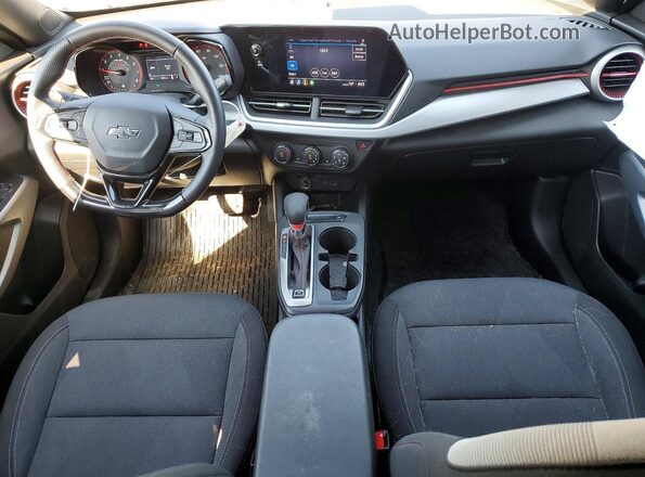 KL77LGE23RC131456 2024 CHEVROLET TRAX Серебряный Вид панели приборов