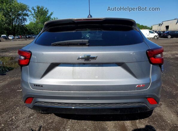 KL77LGE23RC131456 2024 CHEVROLET TRAX Серебряный Вид сзади