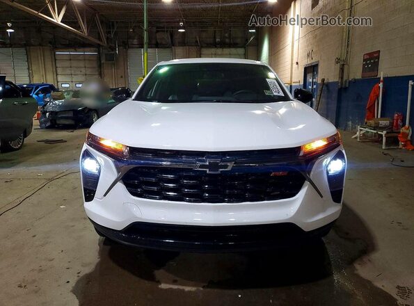 KL77LGE23RC232173 2024 CHEVROLET TRAX White Front view