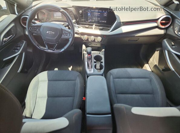 KL77LGE24RC215012 2024 CHEVROLET TRAX Black Widok deski rozdzielczej