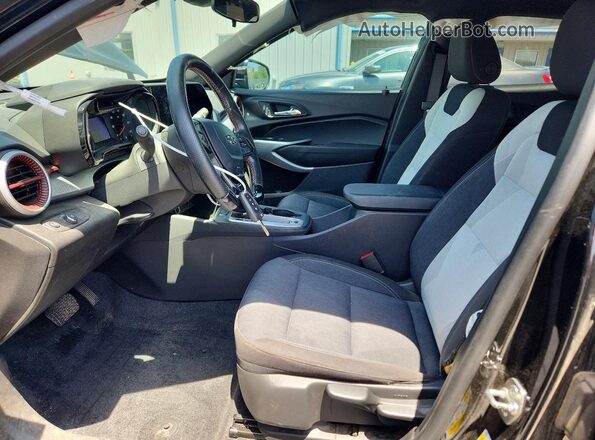 KL77LGE24RC215012 2024 CHEVROLET TRAX Black Widok wnętrza z przodu