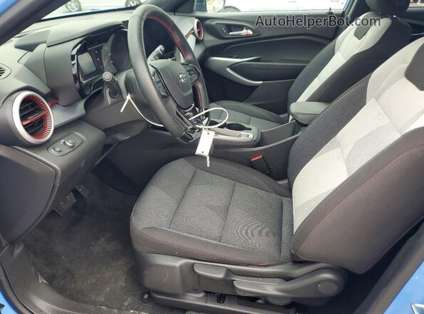 KL77LGE25RC215360 2024 CHEVROLET TRAX Blue Widok wnętrza z przodu