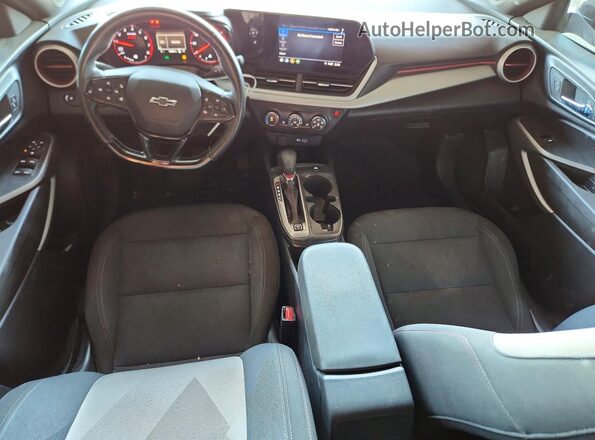 KL77LGE27RC097313 2024 CHEVROLET TRAX Черный Вид панели приборов