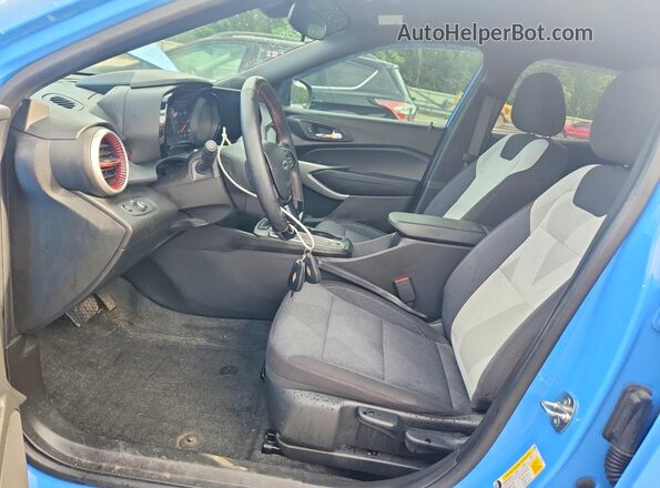 KL77LGE27RC101439 2024 CHEVROLET TRAX Blue Vista interior delantera