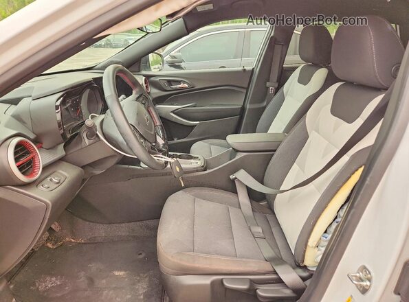 KL77LGE29RC179446 2024 CHEVROLET TRAX White Widok wnętrza z przodu