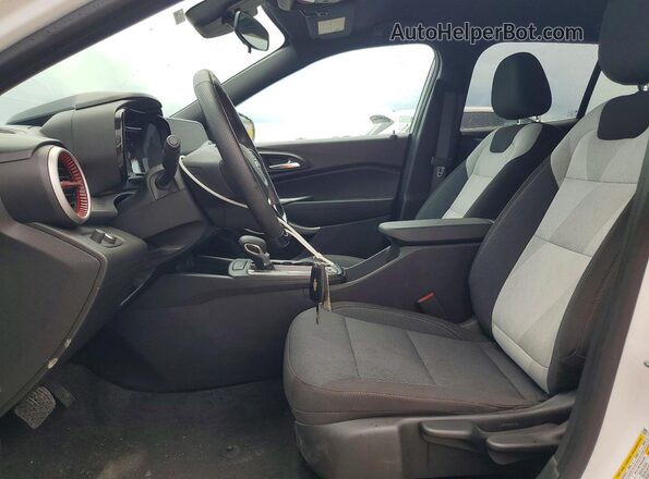 KL77LGE2XRC018202 2024 CHEVROLET TRAX White Вид салону спереду
