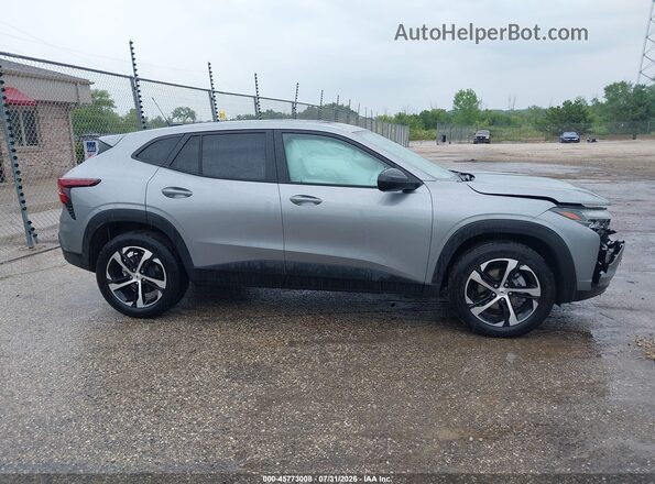 KL77LGEP2SC344366 2025 CHEVROLET TRAX Серый Вид задней части салона