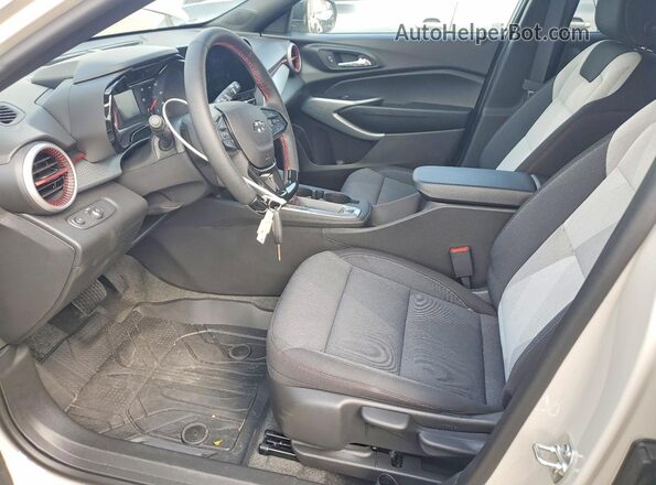 KL77LGEP2TC105630 2026 CHEVROLET TRAX Tan წინა სალონის ხედი