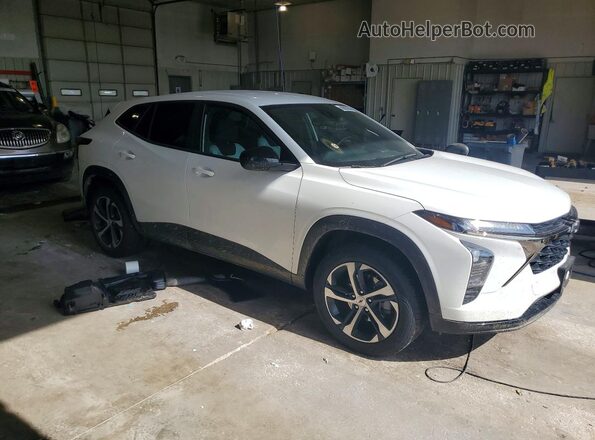KL77LGEP3TC069513 2026 CHEVROLET TRAX Белый Передняя правая четверть