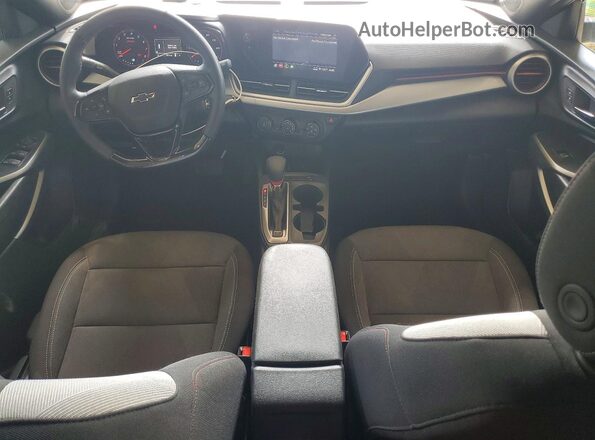 KL77LGEP3TC069513 2026 CHEVROLET TRAX Белый Вид панели приборов