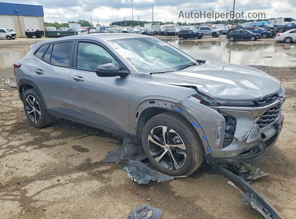 KL77LGEP4TC012284 2026 CHEVROLET TRAX Silver Delantero derecho
