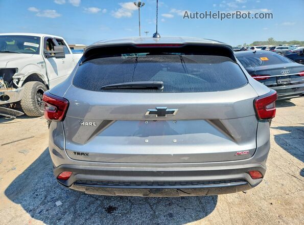 KL77LGEP4TC136278 2026 CHEVROLET TRAX Gray Հետևի տեսք
