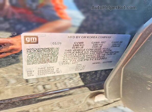KL77LGEP6TC112001 2026 CHEVROLET TRAX Black Vista del compartimento del motor