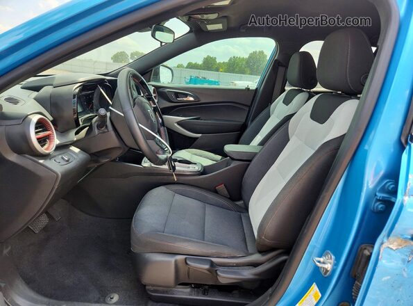 KL77LGEP7SC105248 2025 CHEVROLET TRAX Синий Вид салона спереди