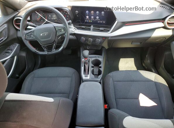 KL77LGEP7SC105248 2025 CHEVROLET TRAX Синий Вид панели приборов
