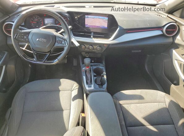 KL77LGEP8SC167046 2025 CHEVROLET TRAX Red Widok deski rozdzielczej