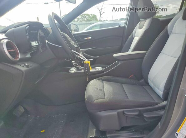 KL77LGEP9TC045913 2026 CHEVROLET TRAX Gray Widok wnętrza z przodu
