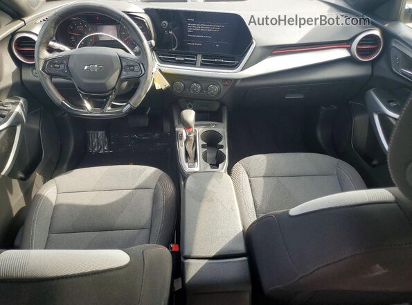 KL77LGEP9TC045913 2026 CHEVROLET TRAX Gray Widok deski rozdzielczej