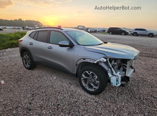 KL77LHE20RC172102 2024 CHEVROLET TRAX Gray Przód prawy