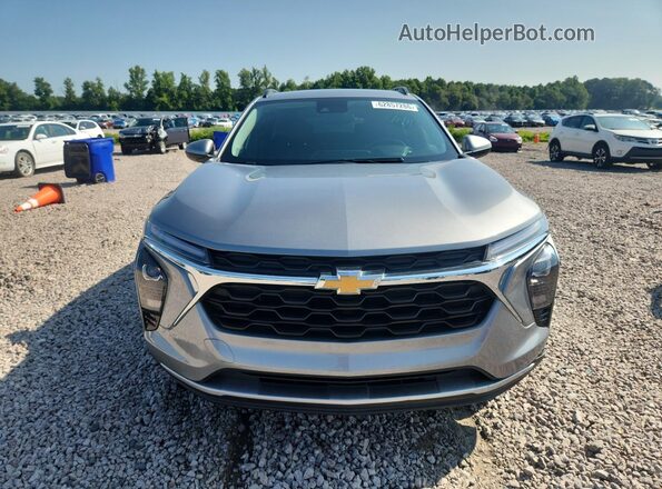 KL77LHE20RC244643 2024 CHEVROLET TRAX Gray Widok z przodu