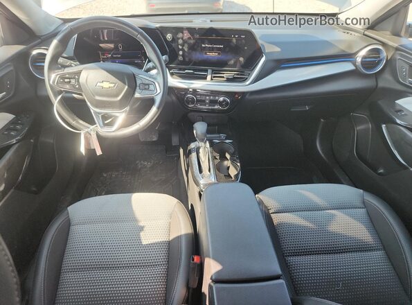 KL77LHE20RC244643 2024 CHEVROLET TRAX Gray Widok deski rozdzielczej