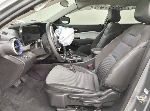 KL77LHE21RC077905 2024 CHEVROLET TRAX Silver Սալոնի դիմացի տեսք