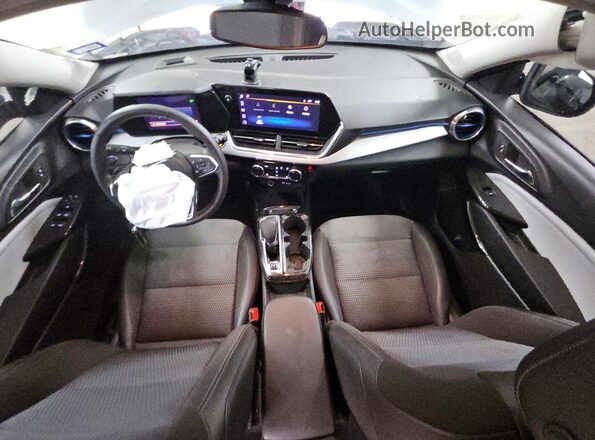 KL77LHE21RC077905 2024 CHEVROLET TRAX Silver Առջևի վահանակի տեսք