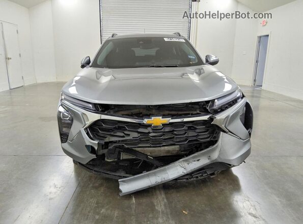 KL77LHE21RC077905 2024 CHEVROLET TRAX Silver Դիմացի տեսք