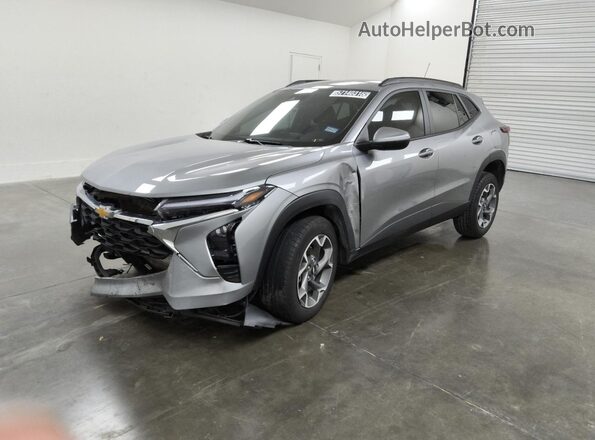 KL77LHE21RC077905 2024 CHEVROLET TRAX Silver VIN կոդի պիտակի տեսք