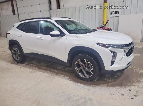 KL77LHE21RC102060 2024 CHEVROLET TRAX Белый Передняя правая четверть